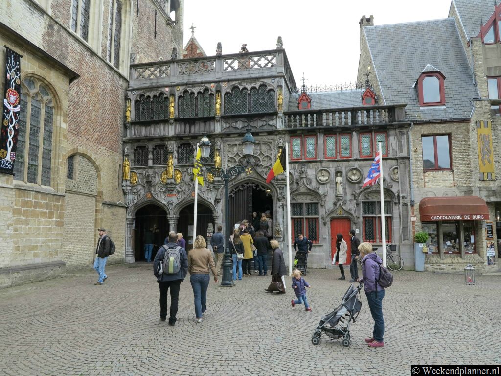 Dit is de 12de-eeuwse Heilige Bloedkapel. De basiliek is gratis toegankelijk. Binnen is een schatkamer met  relikwieën. Een kaartje voor de schatkamer kost 2 euro. Het flesje met de druppeltjes bloed van Jezus zul je waarschijnlijk niet te zien krijgen.